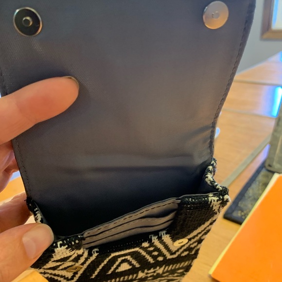 Look jazzy with this brand new Thirty-one crossbody phone carrier! - Picture 3 of 3